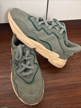 adidas Ozweego
Silver Green Sand Strata (Women's)
